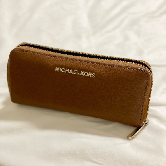 Michael Kors Handbags - MICHAEL KORS | Jet Set Travel Large Leather Wallet